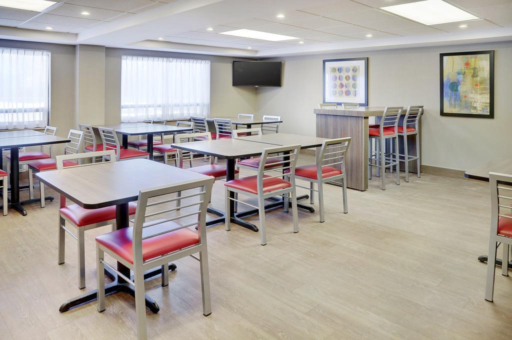 Comfort Inn Пикеринг Экстерьер фото